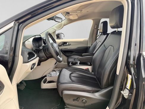 Used 2024 Chrysler Pacifica Touring-L FWD image 17