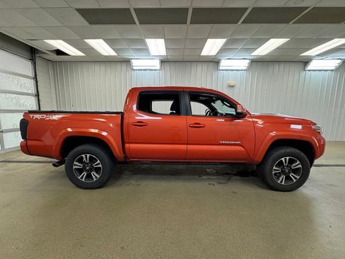 Used 2017 Toyota Tacoma TRD Sport w/ Premium & Technology Package AWD/4WD image 5