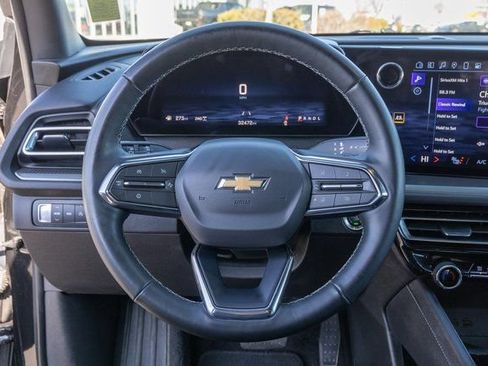 Used 2025 Chevrolet Traverse LT image 17