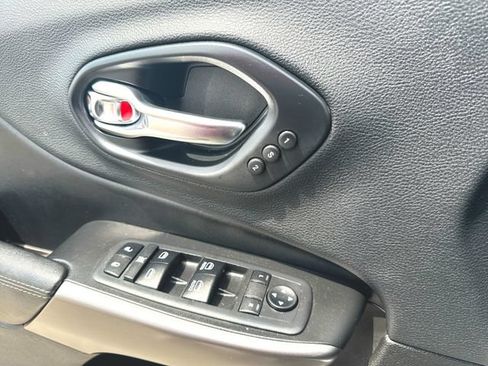 Used 2019 Jeep Cherokee Limited AWD/4WD image 23