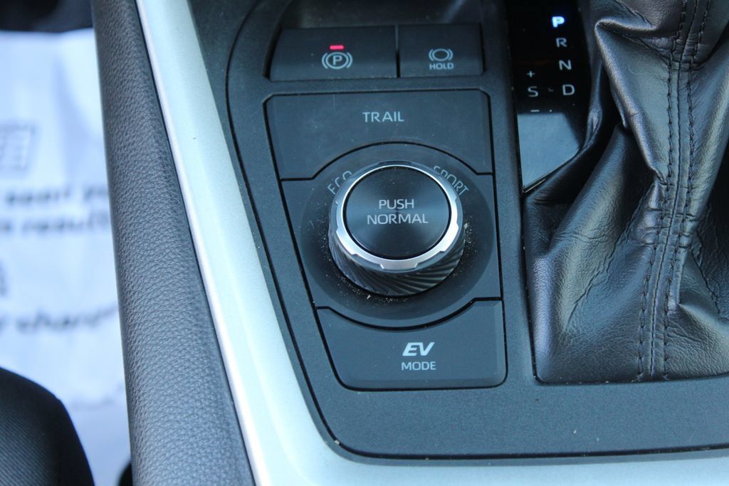 Used 2024 Toyota RAV4 LE AWD/4WD image 18