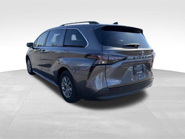 Used 2023 Toyota Sienna XLE AWD/4WD image 5
