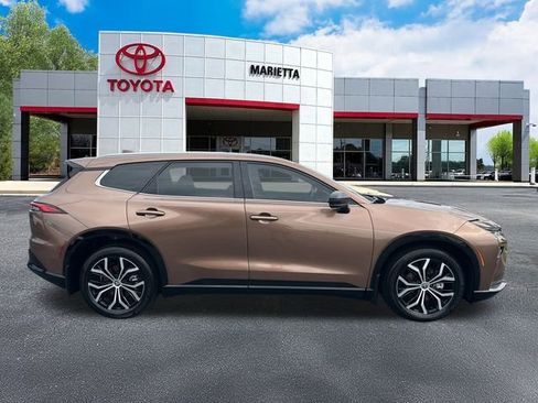 Certified 2025 Toyota Crown Signia image 30