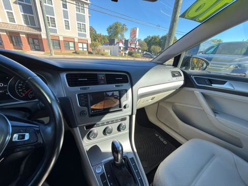 Used 2016 Volkswagen Golf SE image 23