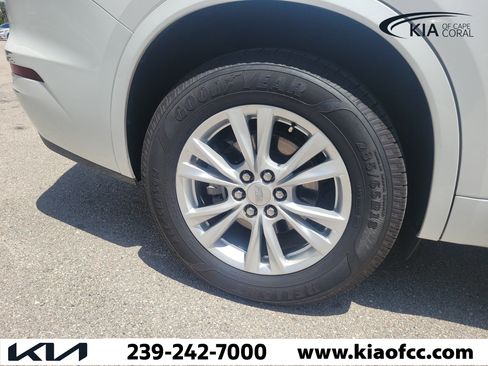 Used 2023 Cadillac XT6 Luxury w/ LPO, Premium Carpet Package FWD image 8