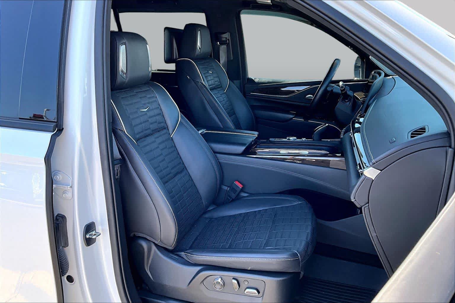 Used 2023 Cadillac Escalade ESV Sport Platinum w/ LPO, ONYX Package AWD/4WD image 8