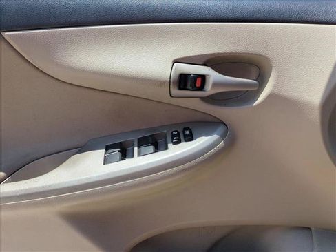 Used 2013 Toyota Corolla LE w/ Preferred Accessory Pkg #2 FWD image 11