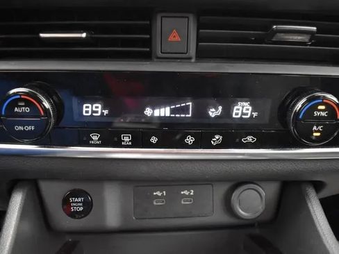 Used 2024 Nissan Rogue SV FWD image 33