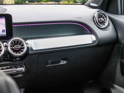 Used 2024 Mercedes-Benz GLB 250 4MATIC w/ Driver Assistance Package image 18