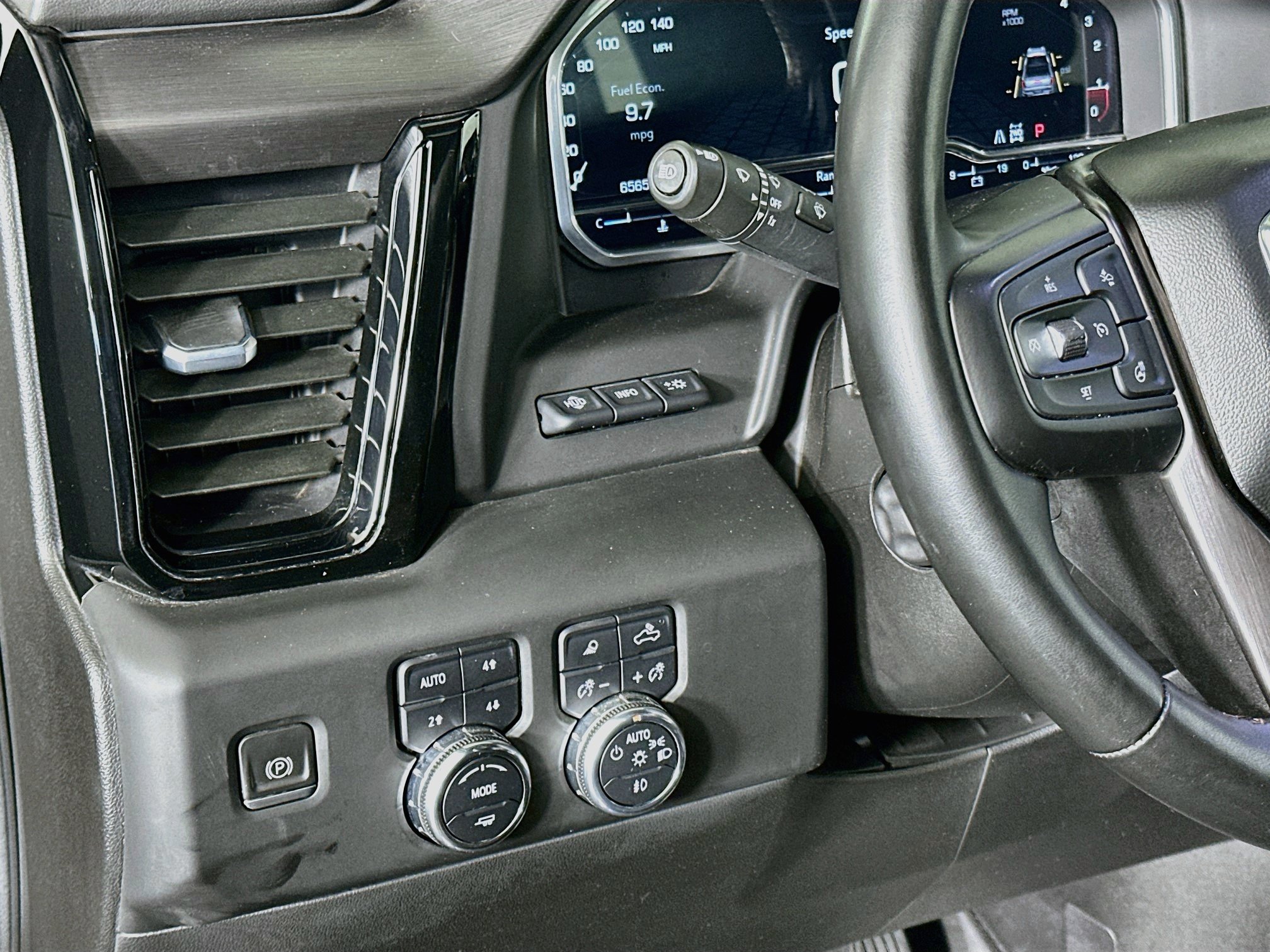 Used 2023 GMC Sierra 1500 AT4 w/ Technology Package AWD/4WD image 17