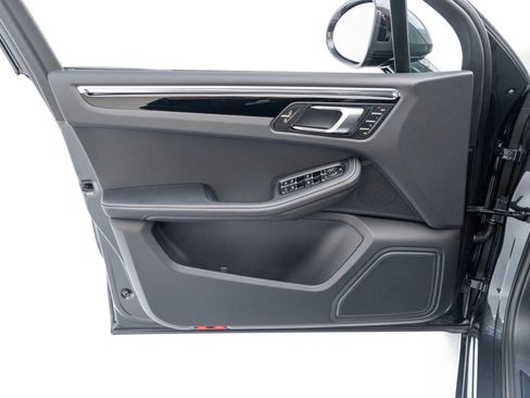 Certified 2025 Porsche Macan AWD/4WD image 21