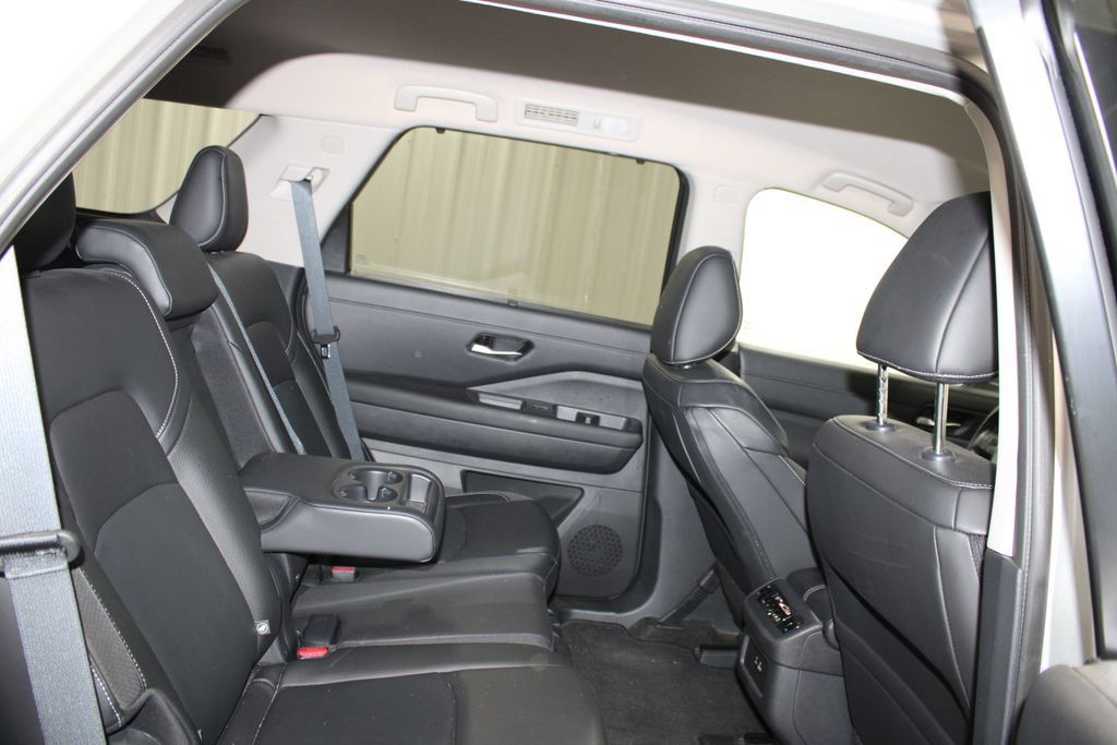 Used 2025 Nissan Pathfinder SL FWD image 21