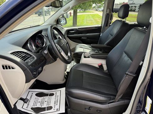 Used 2015 Chrysler Town & Country Touring-L w/ Driver Convenience Group FWD image 9