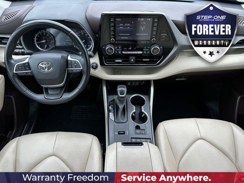 Used 2022 Toyota Highlander XLE FWD image 18