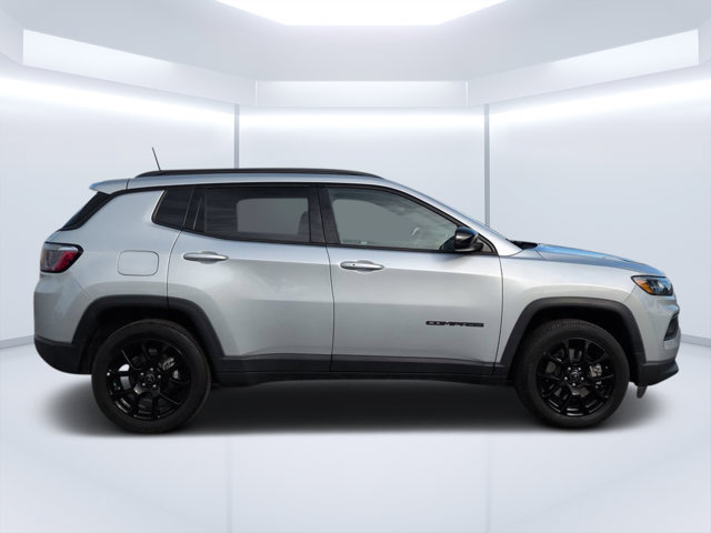 Used 2025 Jeep Compass Latitude w/ Altitude Special Edition AWD/4WD image 2