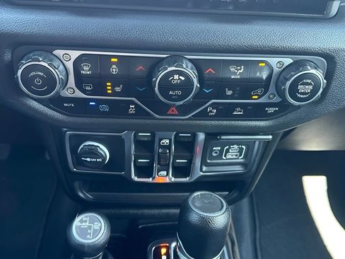 Used 2024 Jeep Wrangler Unlimited w/ Convenience Group AWD/4WD image 22
