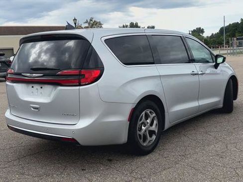 Used 2024 Chrysler Pacifica Limited FWD image 8