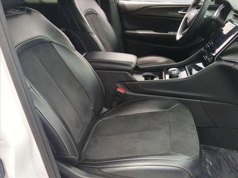Used 2024 Jeep Grand Cherokee Altitude RWD image 19