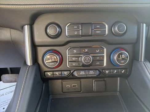 Used 2023 Chevrolet Suburban Premier image 28