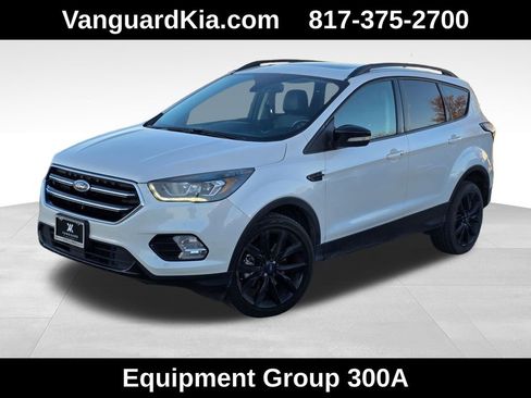 Used 2017 Ford Escape Titanium image 2
