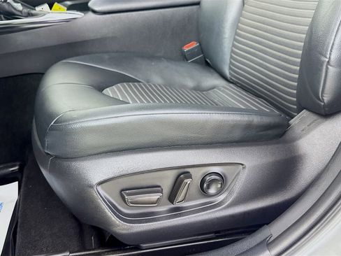 Used 2019 Toyota Camry SE w/ Sunroof Package image 24