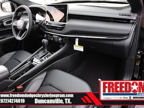 New 2026 Jeep Compass Latitude image 12