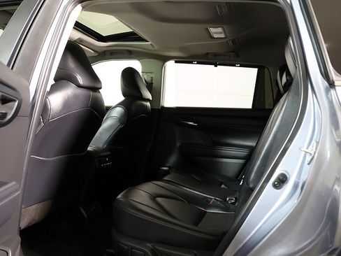 Used 2024 Toyota Highlander XLE AWD/4WD image 13