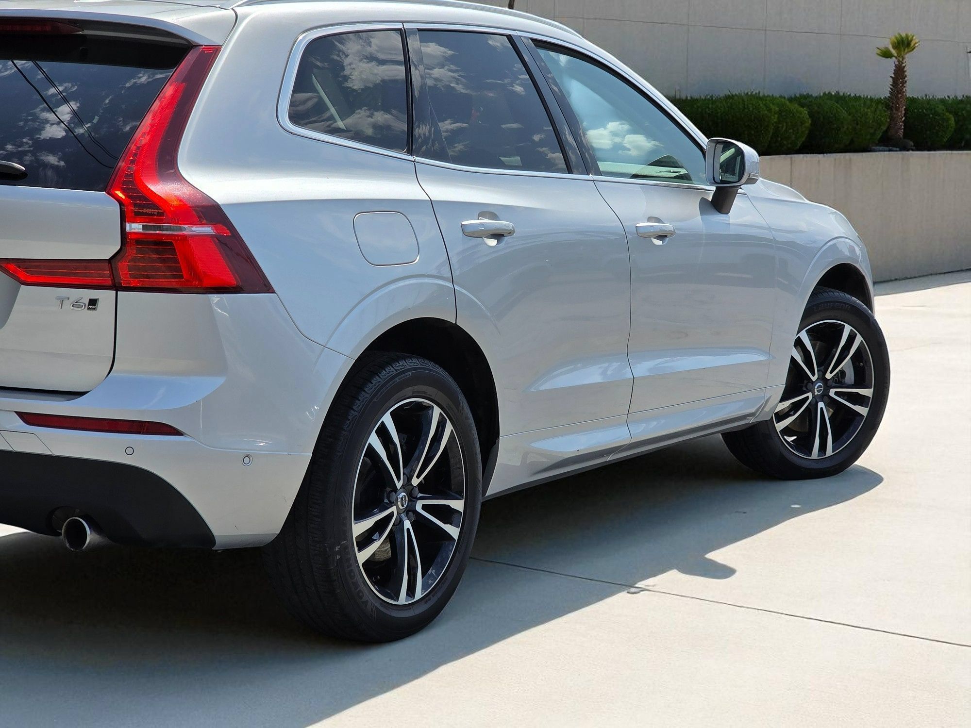 Used 2019 Volvo XC60 T6 Momentum w/ Multimedia Package AWD/4WD image 10