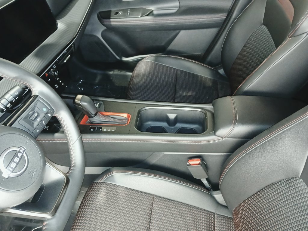 Used 2025 Nissan Kicks SR FWD image 16