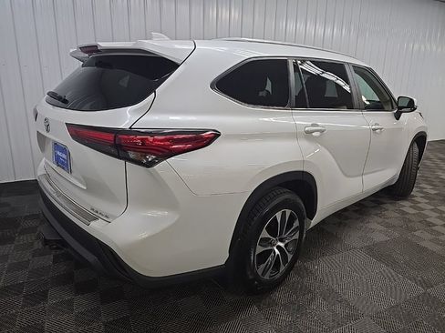 Used 2023 Toyota Highlander XLE AWD/4WD image 10