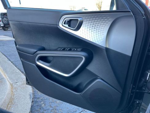 Used 2025 Kia Soul LX w/ LX Technology Package image 18