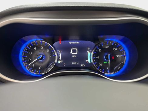 Used 2023 Chrysler Pacifica Touring-L FWD image 10