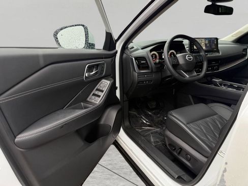 Used 2025 Nissan Rogue Platinum image 19