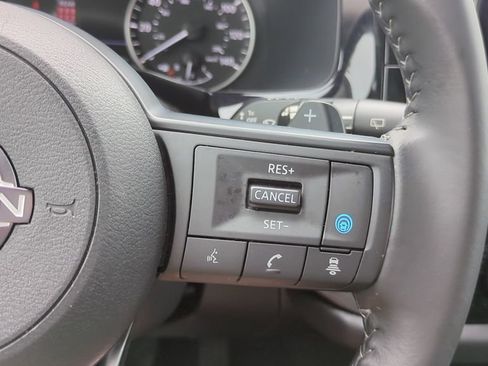 Used 2025 Nissan Pathfinder SV FWD image 23