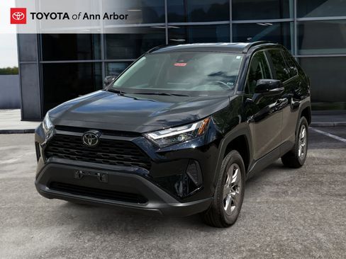 Used 2025 Toyota RAV4 XLE AWD/4WD image 2