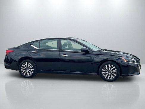 Used 2025 Nissan Altima 2.5 SV FWD image 4