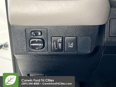 Used 2017 Toyota RAV4 XLE FWD image 19