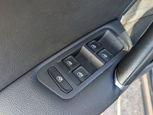 Used 2018 Volkswagen GTI SE image 10