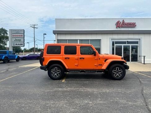 Used 2025 Jeep Wrangler Unlimited Sahara AWD/4WD image 9