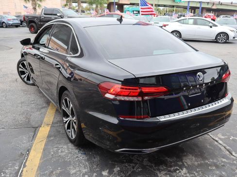 Used 2022 Volkswagen Passat 2.0T SE FWD image 5
