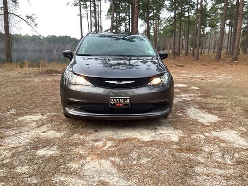 Used 2023 Chrysler Voyager LX image 8