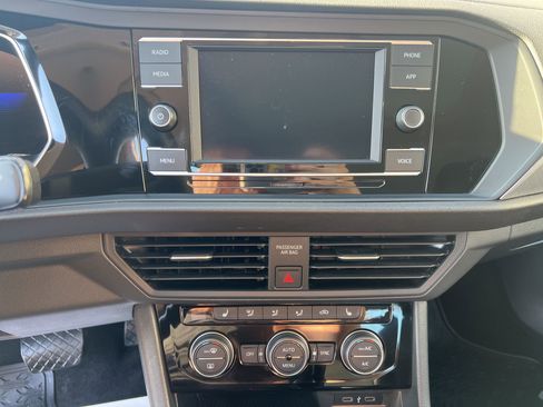 Used 2023 Volkswagen Jetta SE image 17