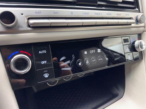 Used 2025 Genesis G70 2.5T image 68