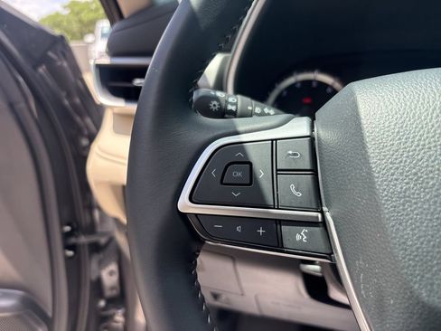 Used 2025 Toyota Highlander XLE FWD image 24