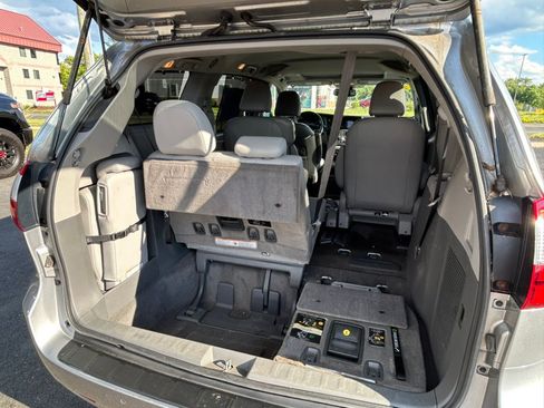 Used 2018 Toyota Sienna XLE w/ XLE Navigation Package FWD image 20