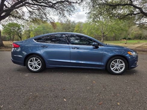 Used 2018 Ford Fusion SE w/ Fusion SE Technology Package image 3