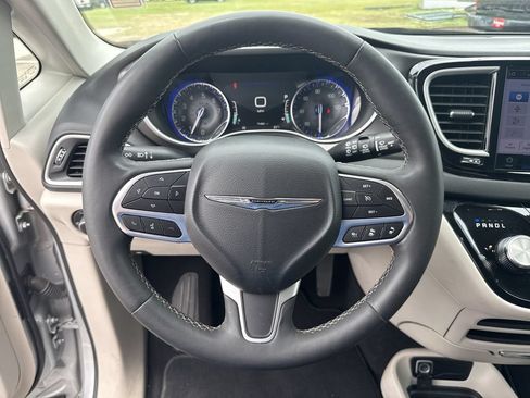 Used 2024 Chrysler Pacifica Touring-L FWD image 14