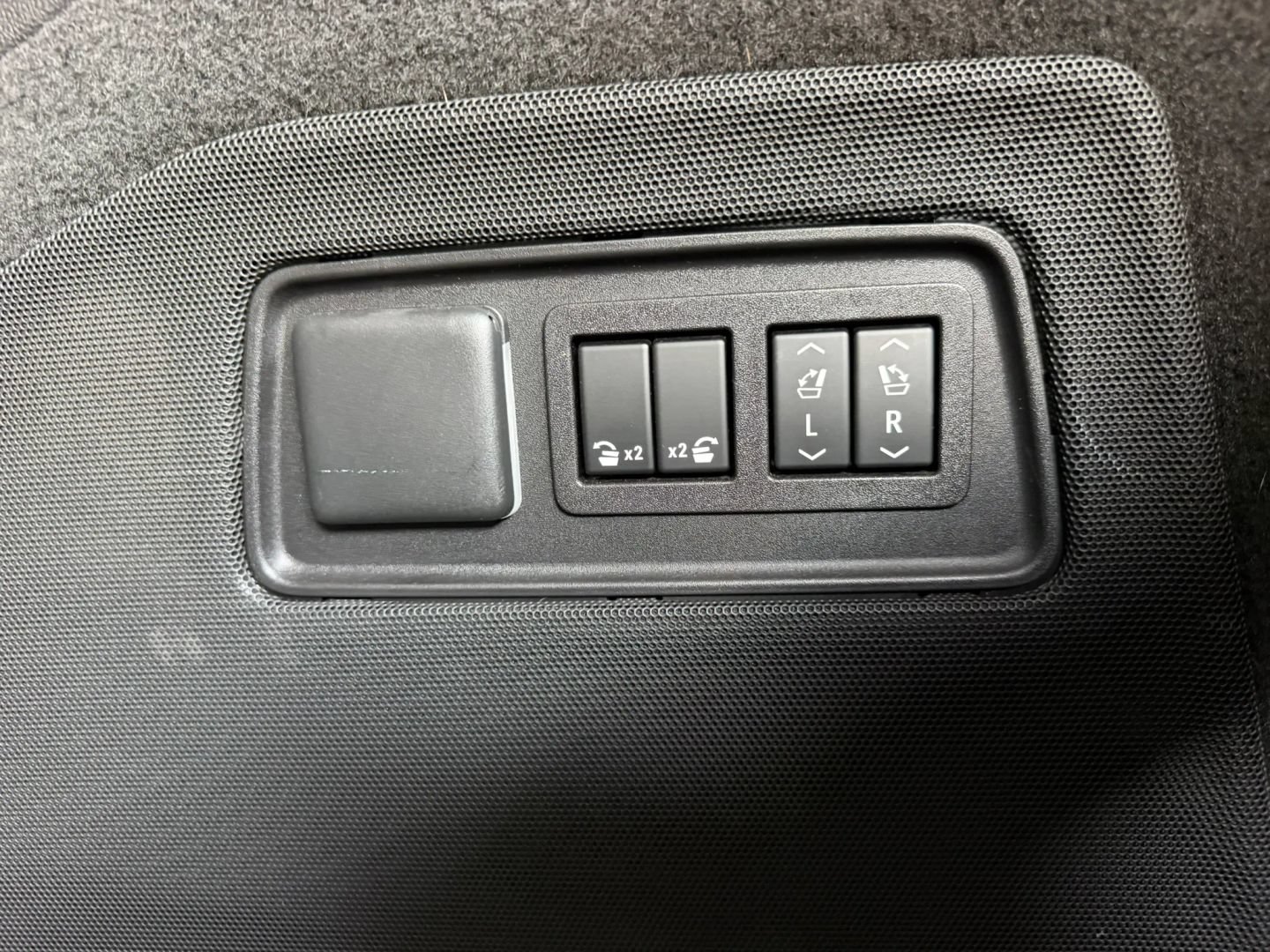 Used 2023 Cadillac Escalade Premium Luxury RWD image 45
