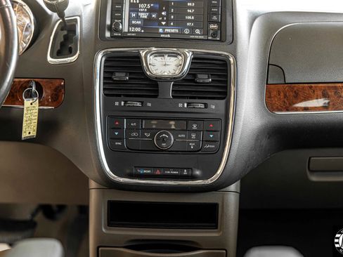 Used 2015 Chrysler Town & Country Touring image 34