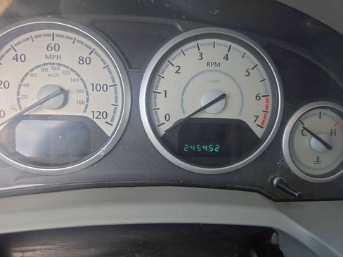 Used 2010 Chrysler Town & Country Touring FWD image 12